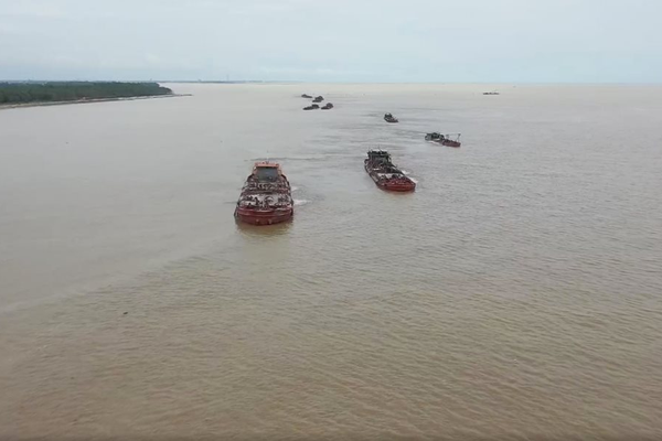 Nam Định: Bắt giữ 4 tàu khai thác cát trái phép tại huyện Nghĩa Hưng
