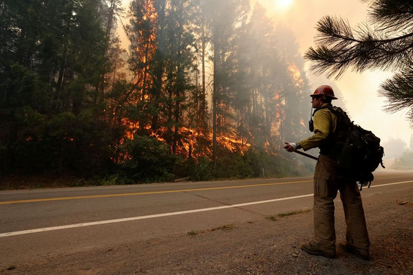 California tận dụng thời tiết mát hơn để dập tắt cháy rừng