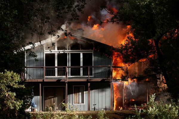 Hàng nghìn người sơ tán do cháy rừng lan nhanh ở California 