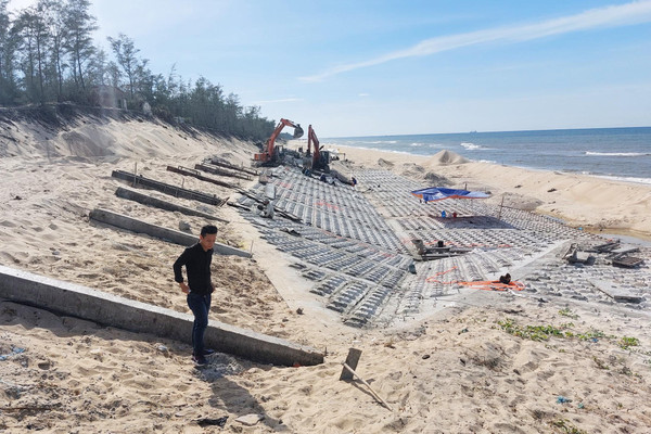 Thừa Thiên Huế: Gấp rút thi công kè biển Phú Thuận trước mùa mưa bão