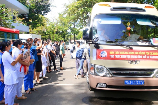 Gần 100 thầy thuốc Bệnh viện Trung ương Huế được chi viện vào TP. Hồ Chí Minh chống COVID - 19