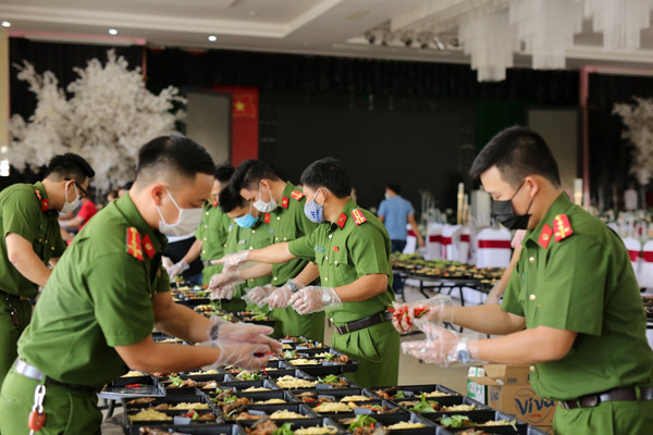 Công an Thừa Thiên Huế vào bếp nấu cơm gửi tặng công dân từ Nam trở về cách ly tập trung