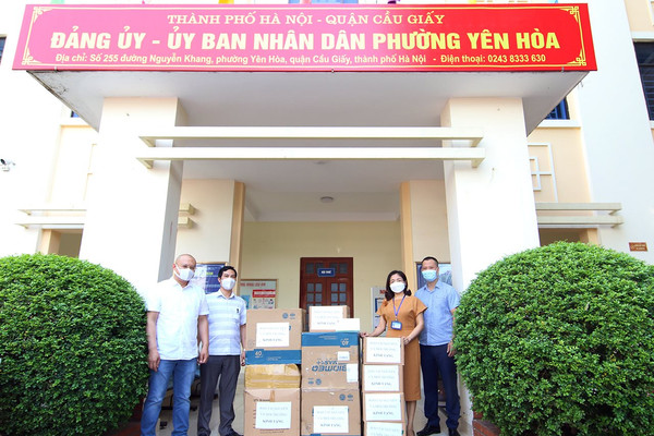 Báo TN&MT ủng hộ công tác phòng chống dịch COVID-19 phường Yên Hoà, quận Cầu Giấy