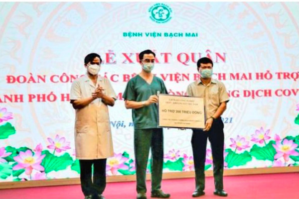 Tập đoàn TKV ủng hộ Bệnh viện Bạch Mai 300 triệu đồng
