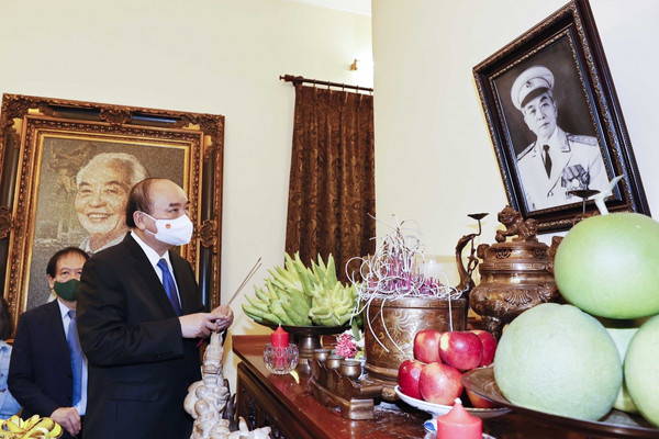 Chủ tịch nước Nguyễn Xuân Phúc dâng hương tưởng nhớ Đại tướng Võ Nguyên Giáp