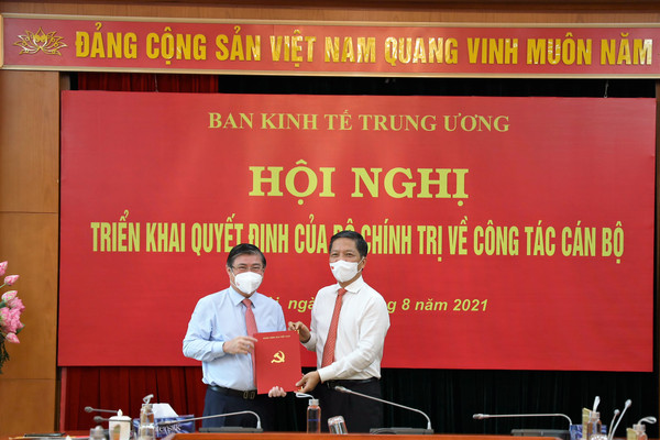 Trao quyết định phân công Phó Trưởng ban Kinh tế Trung ương đối với ông Nguyễn Thành Phong