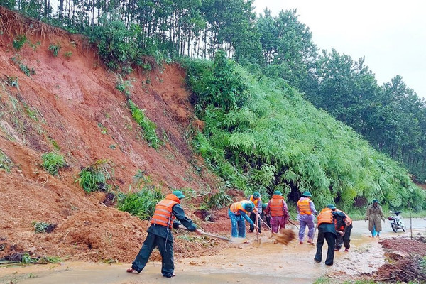 Thừa Thiên Huế: Nguy cơ sạt lở núi từ việc khai thác đất trái phép