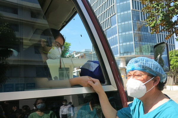 Hàng trăm y, bác sĩ trẻ ở miền Trung liên tiếp lên đường vào miền Nam chống dịch