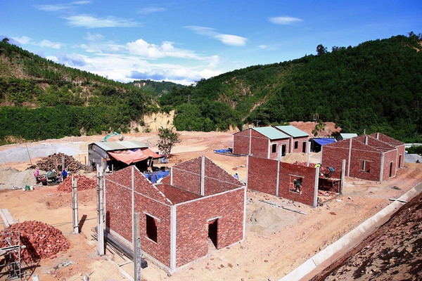 Phước Sơn (Quảng Nam): Gấp rút hoàn thiện nhà ở cho người dân vùng thiên tai trước 30/9
