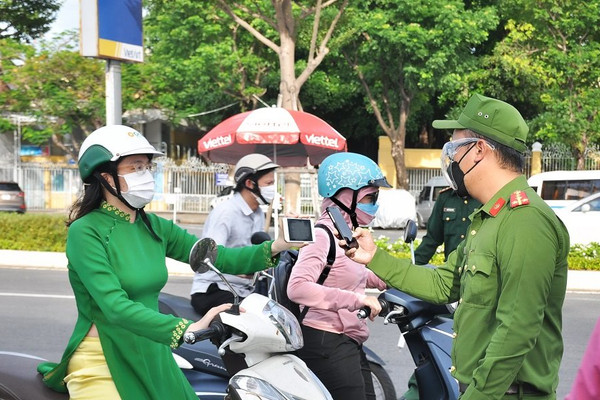Người Đà Nẵng đi đường bằng QRcode: Giảm ùn tắc và an toàn hơn