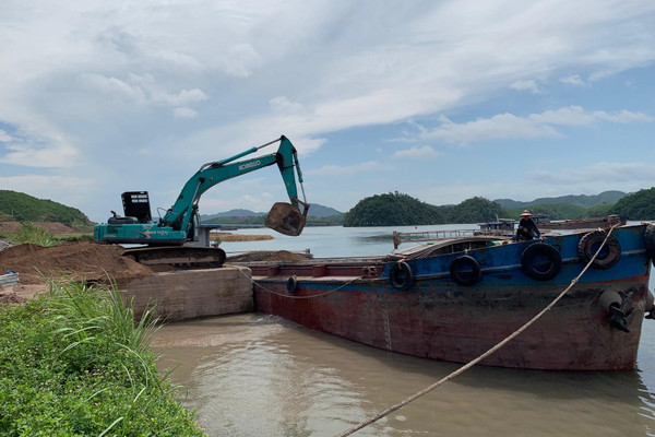 Quảng Ninh: Nhiều cảng, trạm trộn bê tông không phép “bức tử” vịnh Bái Tử Long