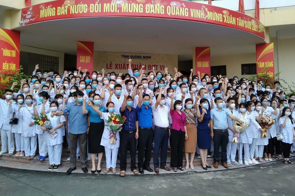 Quảng Ninh cử 500 cán bộ, nhân viên y tế lên đường tham gia chống dịch tại TP.Hà Nội