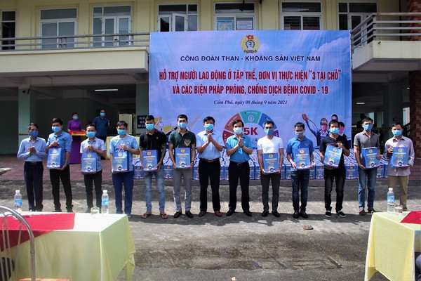 Công đoàn TKV thăm tặng quà người lao động Công ty Than Quang Hanh