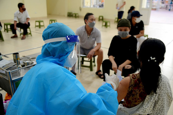 Hà Nội: Ngày đêm thần tốc xét nghiệm, tiêm vắc-xin diện rộng cho người dân