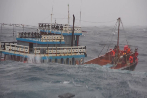Cảnh sát biển vượt bão Côn Sơn, ứng cứu kịp thời 18 thuyền viên gặp nạn trở về đất liền an toàn