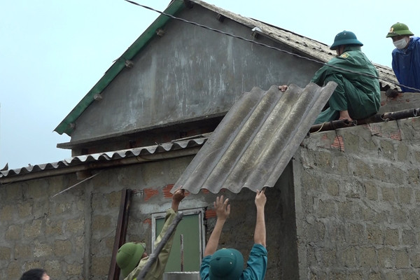 Quảng Trị: Bão số 5 khiến hàng chục nhà dân bị tốc mái, hàng trăm ha lúa gãy đổ