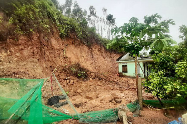 Thừa Thiên - Huế: Khắc phục sạt lở sau bão số 5