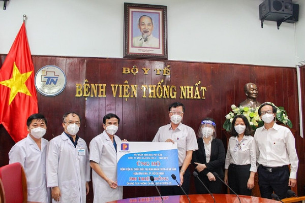 Petrolimex Sài Gòn trao tặng 500 triệu đồng hỗ trợ BV Dã chiến điều trị COVID-19 đa tầng Quận Tân Bình