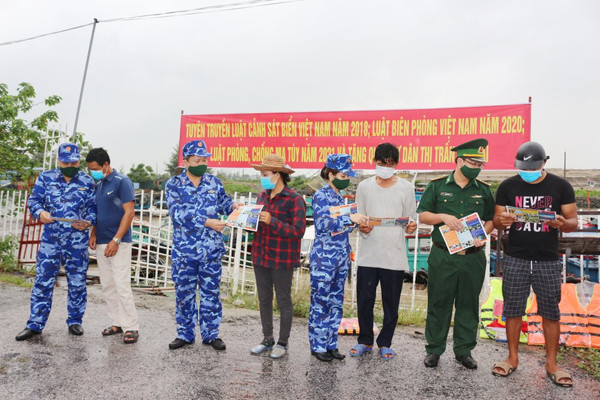 Cảnh sát biển tuyên truyền pháp luật và tặng quà hỗ trợ nhân dân huyện đảo Cát Hải phòng, chống dịch