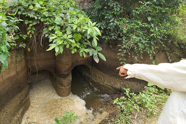 Nước thải từ Hòa Bình chảy về Phú Thọ: Người dân Thanh Sơn “lĩnh đủ”