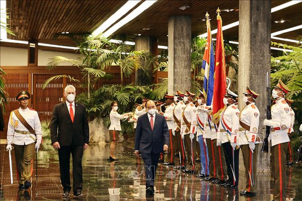 Chủ tịch Cuba Miguel Díaz-Canel chủ trì Lễ đón Chủ tịch nước Nguyễn Xuân Phúc