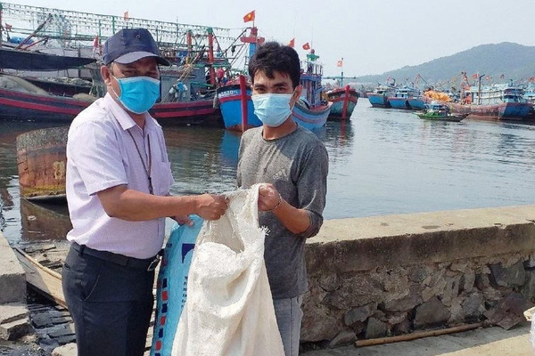 Loại bỏ rác thải nhựa vì tương lai bền vững: Đà Nẵng - Ngư dân đổi rác lấy... giấy xuất bến ra khơi