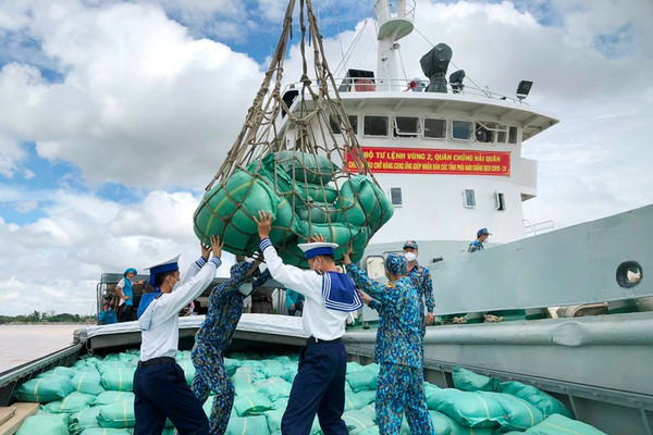 Vùng 2 Hải quân nối dài tình quân dân: Chở gạo giúp TP.HCM chống dịch