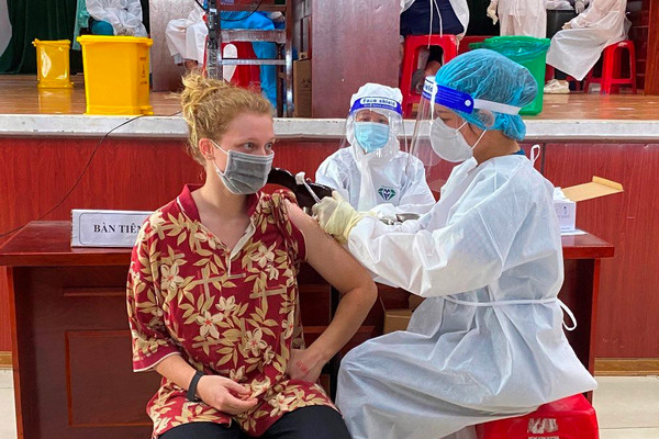 Đà Nẵng tiêm vắc xin Covid-19 cho hơn 3.000 người nước ngoài