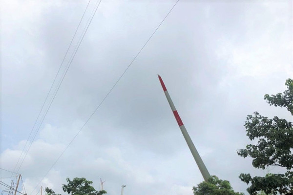 Quảng Trị: Xe chở thiết bị điện gió gặp sự cố khiến hàng nghìn hộ dân mất điện