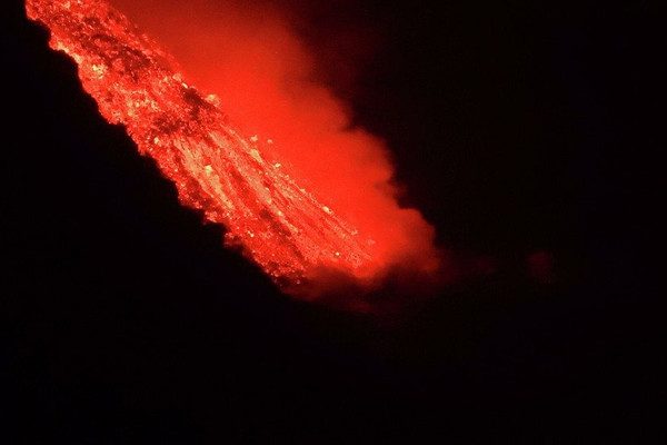 Dung nham núi lửa La Palma tràn ra biển sau 9 ngày phun trào