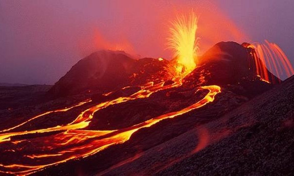 Núi lửa Kilauea ở Hawaii phun trào dữ dội
