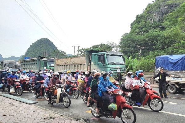 Ninh Bình: Hỗ trợ hàng nghìn người dân từ các tỉnh phía Nam về quê di chuyển qua địa bàn