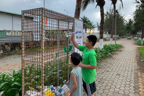 Áo mới cho thùng sắt “ăn” rác thải nhựa ở Đà Nẵng