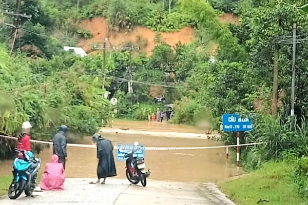 Quảng Nam: Mưa lớn gây sạt lở, chia cắt nhiều xã vùng cao huyện miền núi 