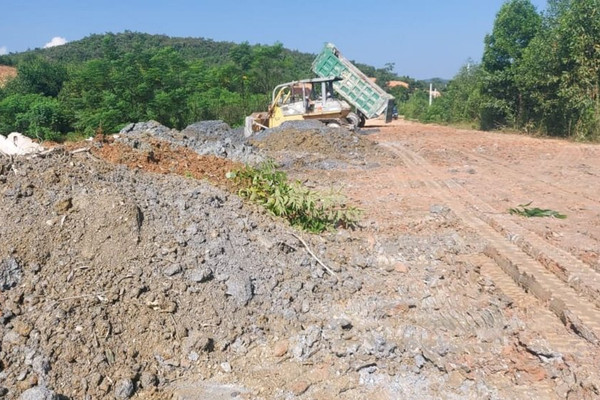 Nghệ An: Tổng Công ty 36 ngang nhiên đổ đất thải không đúng nơi quy định
