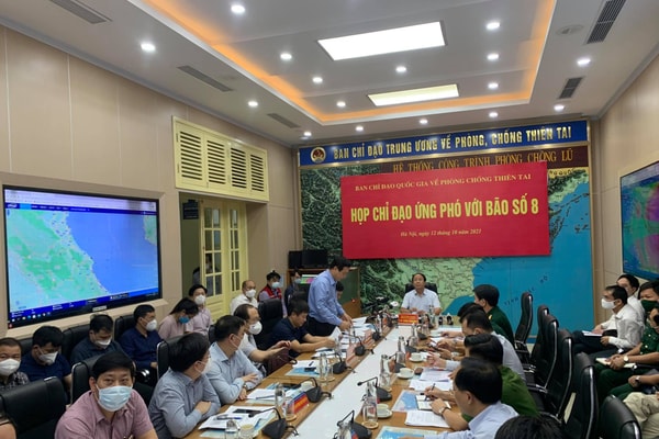 Phó Thủ tướng Lê Văn Thành chủ trì họp ứng phó bão số 8