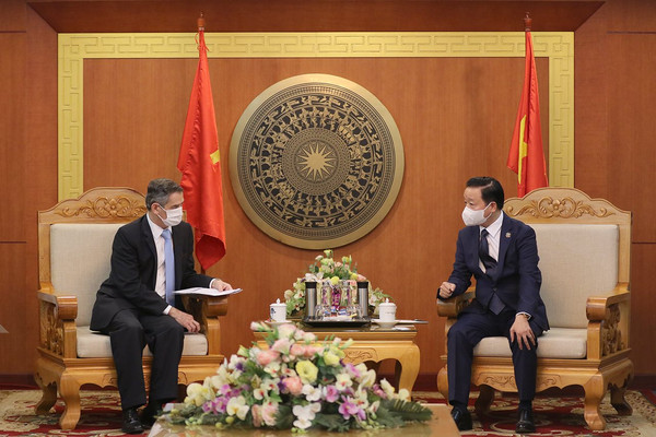 Bộ trưởng Trần Hồng Hà tiếp xã giao đại sứ Chi-lê tại Việt Nam