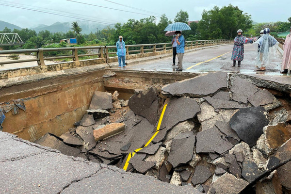 Bình Định: Mưa lớn gây sập cầu tại huyện Vân Canh