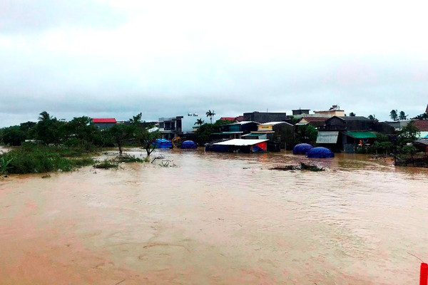  Quảng Nam, Quảng Ngãi: Vẫn chìm trong nước lũ, hàng nghìn ngôi nhà bị ngập