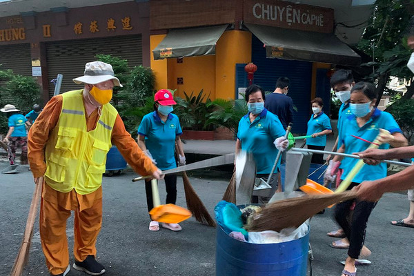 Ấn tượng buổi làm sạch môi trường của Câu lạc bộ “Hành trình xanh” chùa Liên Hoa