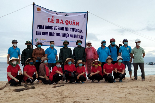 Bình Định: Ra quân làm sạch biển ven Vịnh Quy Nhơn 