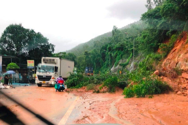 Bình Định: Mưa lớn gây sạt lở núi, nhiều nơi ngập lụt