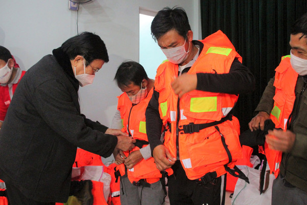 Nguyên Chủ tịch nước Trương Tấn Sang tặng áo phao cứu sinh đa năng cho ngư dân Quảng Trị