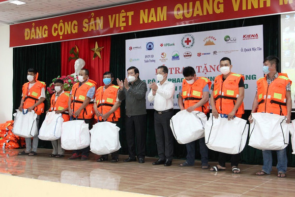 Nguyên Chủ tịch nước Trương Tấn Sang tặng 1.000 áo phao cứu sinh cho ngư dân Đà Nẵng