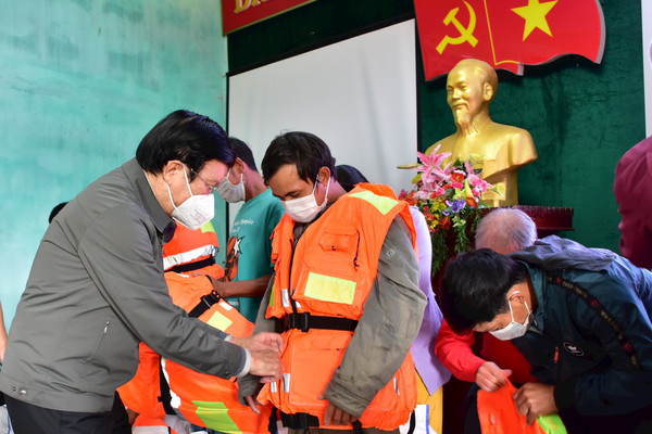 Nguyên Chủ tịch nước Trương Tấn Sang tặng 1.000 bộ áo phao cứu sinh cho ngư dân Thừa Thiên Huế