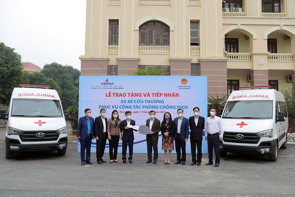 Petrovietnam trao tặng xe cứu thương cho tỉnh Nam Định