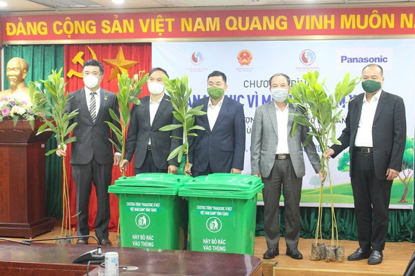 Trao tặng cây, thùng rác tượng trưng theo Chương trình “Panasonic vì một Việt Nam xanh” năm 2021