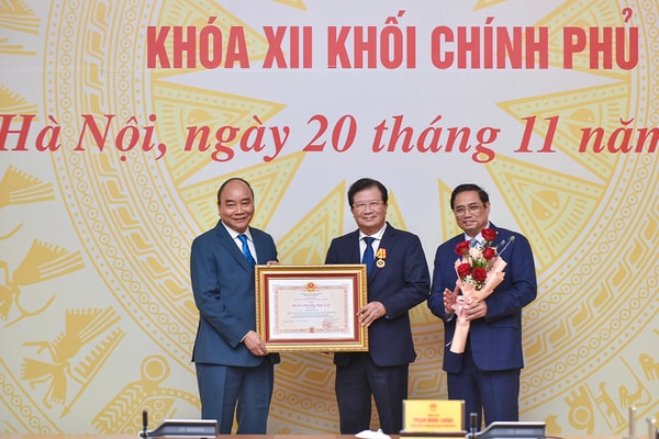 Trao Quyết định khen thưởng, nghỉ hưu cho một số thành viên Chính phủ nhiệm kỳ 2016-2021
