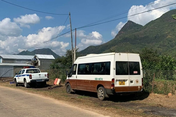 Sơn La: Văng khỏi xe đưa đón, 4 học sinh thương vong