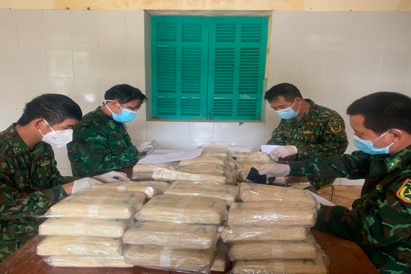 Quảng Bình: Bắt giữ 2 đối tượng vận chuyển  hơn 300.000 viên ma túy tổng hợp